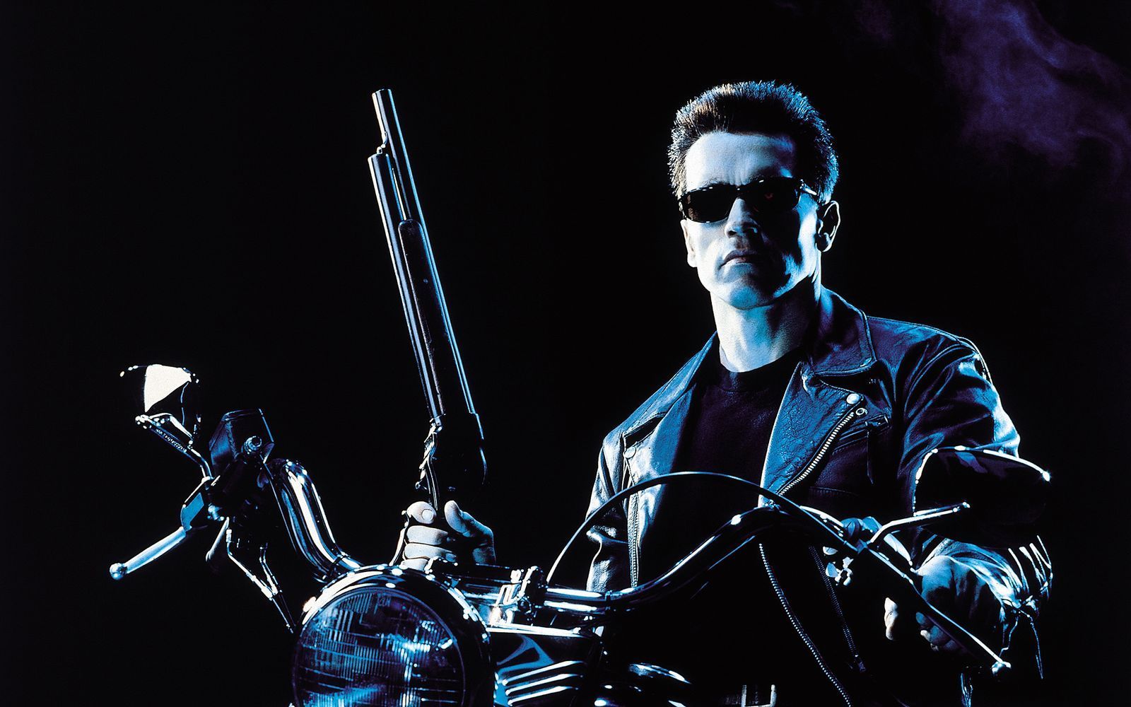 Der Terminator (Arnold Schwarzenegger) hat eine Mission: Er soll den jungen John Connor beschützen. (Bild:  1991 STUDIOCANAL. All Rights Reserved.)