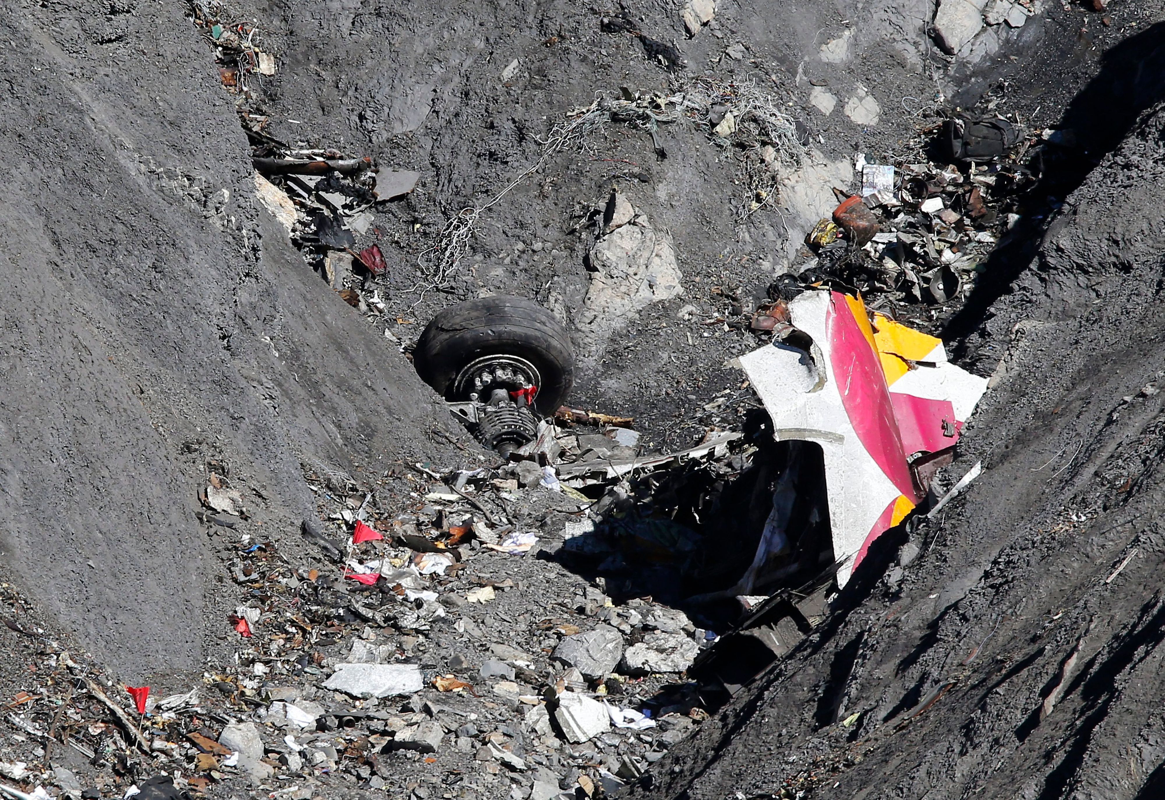 Trümmerteile der abgestürzten Germanwings-Maschine in den französischen Alpen.