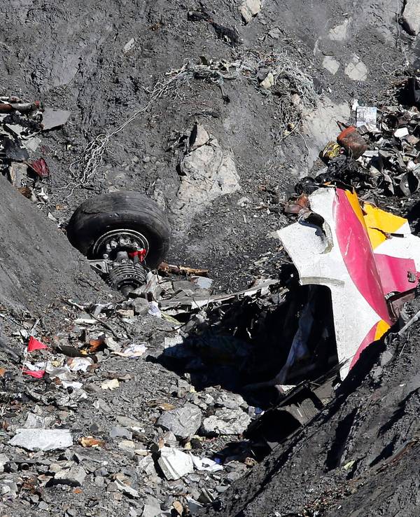 Trümmerteile der abgestürzten Germanwings-Maschine in den französischen Alpen.