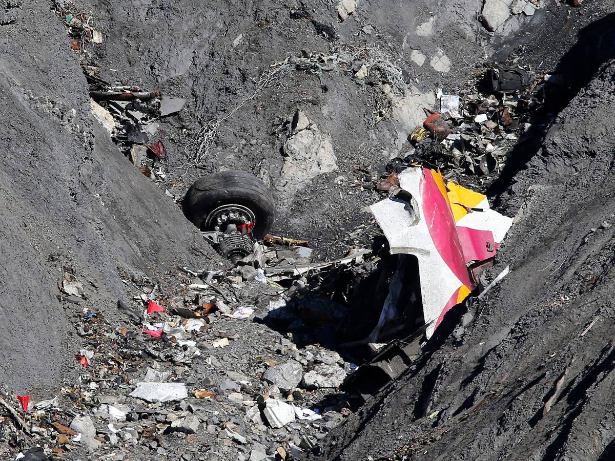Trümmerteile der abgestürzten Germanwings-Maschine in den französischen Alpen.