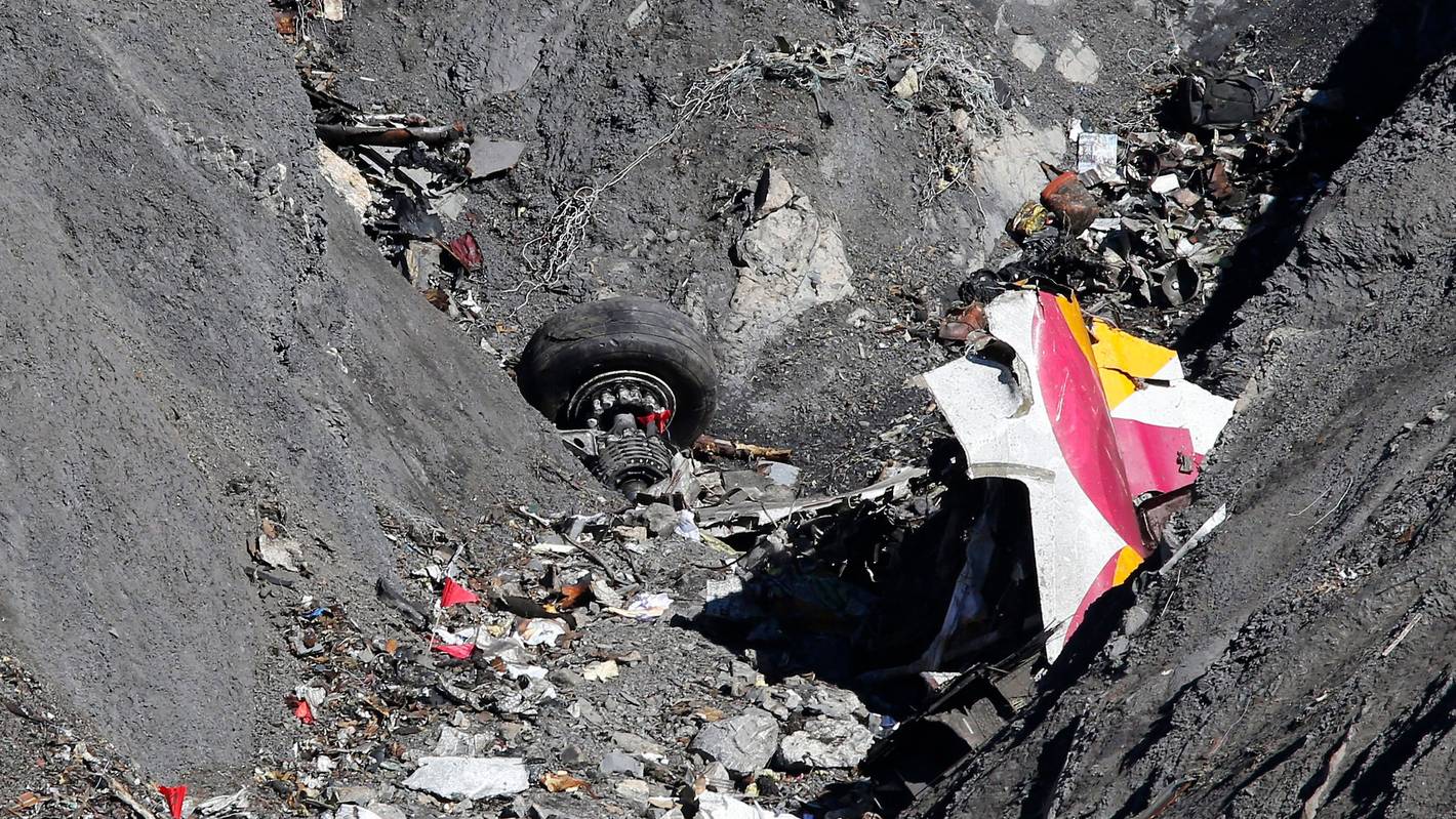Trümmerteile der abgestürzten Germanwings-Maschine in den französischen Alpen.