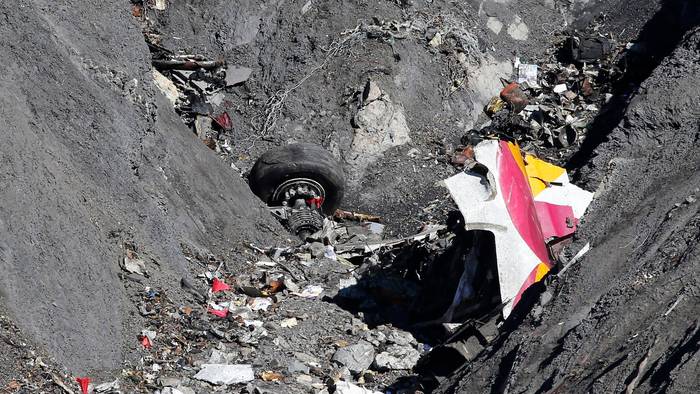 Trümmerteile der abgestürzten Germanwings-Maschine in den französischen Alpen.
