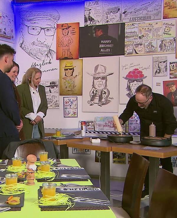 Harry zeichnet Comicfiguren-Pfannkuchen live vor den Augen seiner Gäste.
(Bild: RTL)