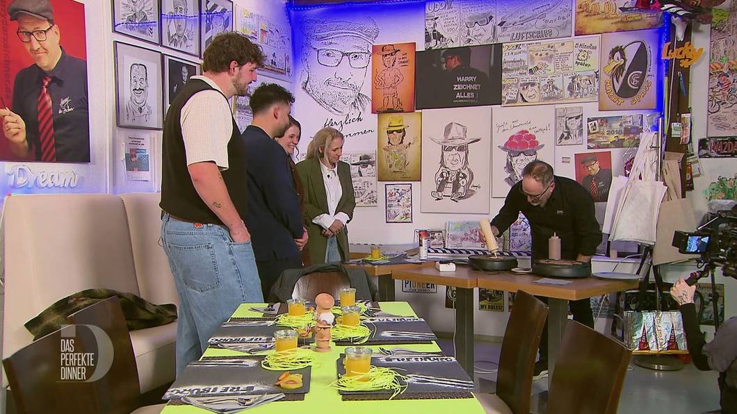Harry zeichnet Comicfiguren-Pfannkuchen live vor den Augen seiner Gäste.
(Bild: RTL)