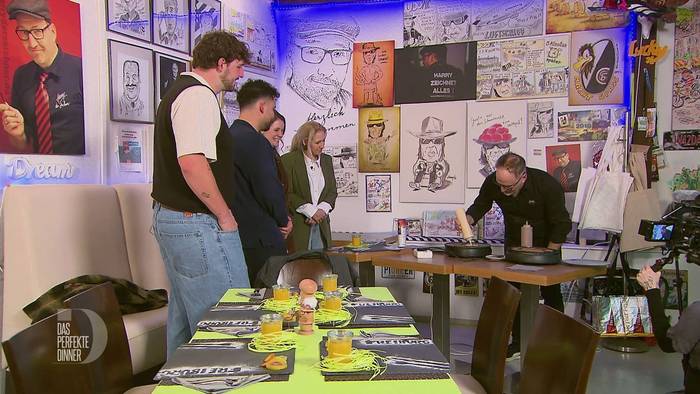 Harry zeichnet Comicfiguren-Pfannkuchen live vor den Augen seiner Gäste.
(Bild: RTL)
