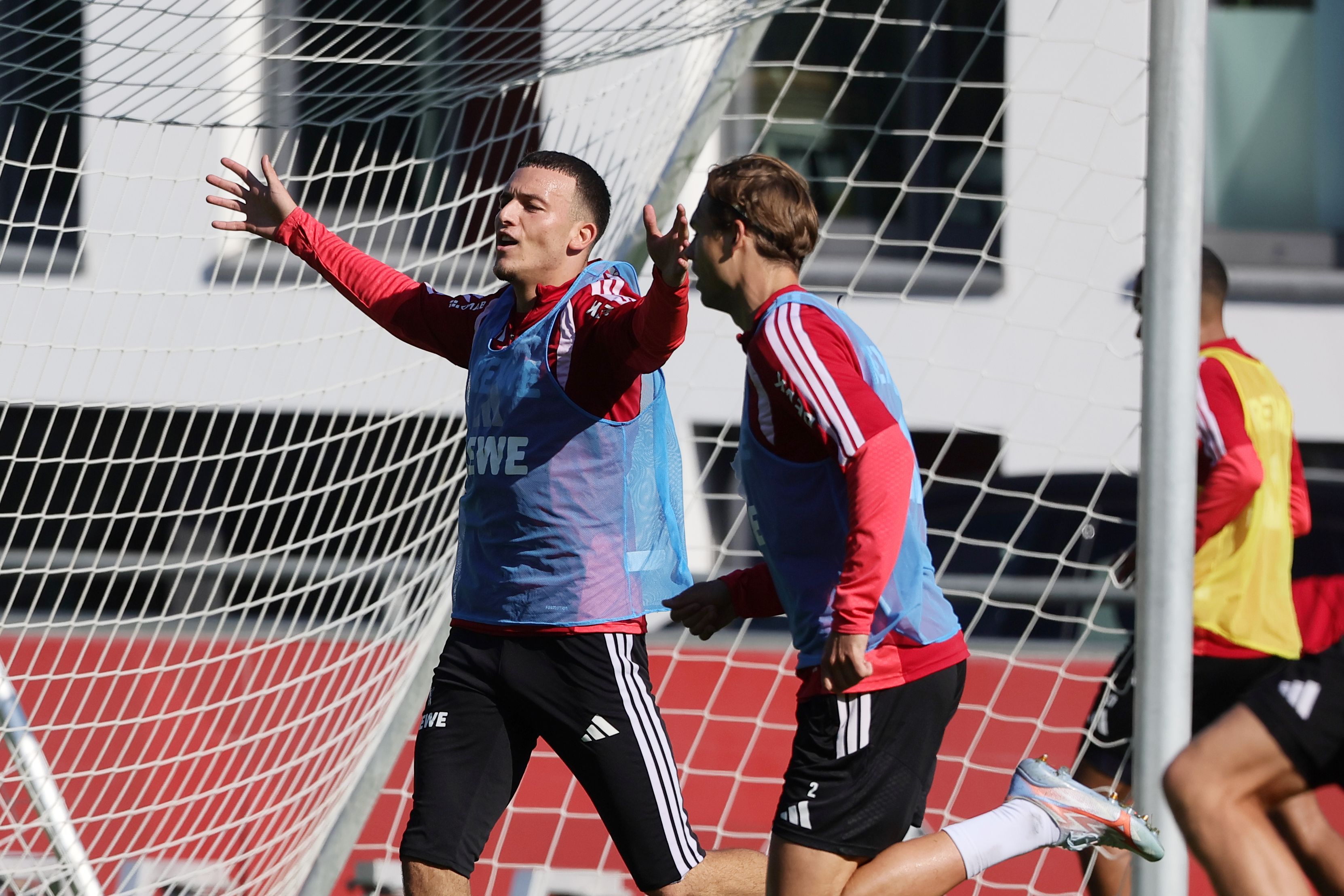 Auf dem Trainingsplatz beim FC gestikuliert Said El Mala.