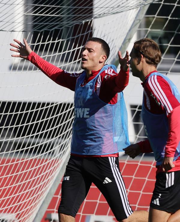 Auf dem Trainingsplatz beim FC gestikuliert Said El Mala.