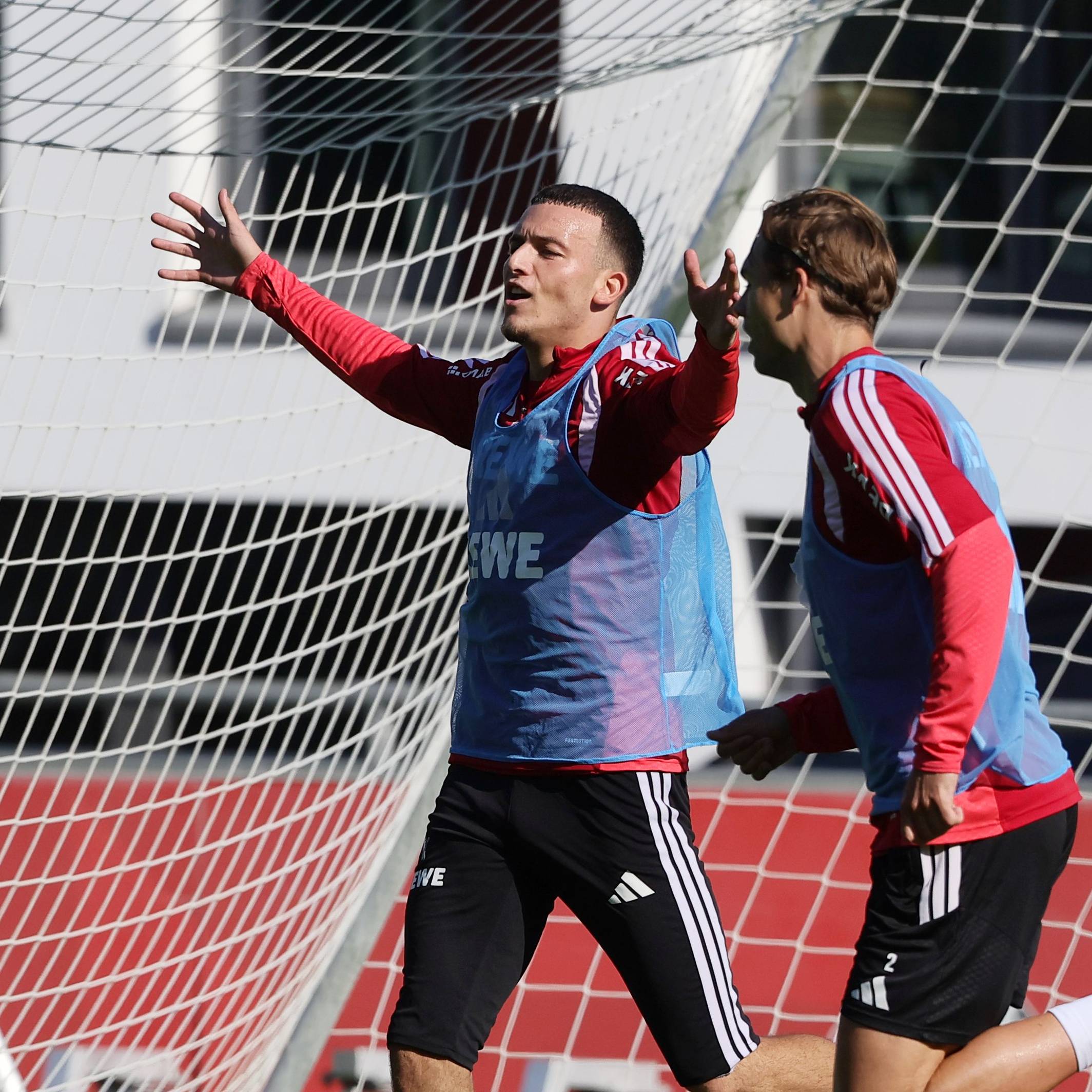 Auf dem Trainingsplatz beim FC gestikuliert Said El Mala.