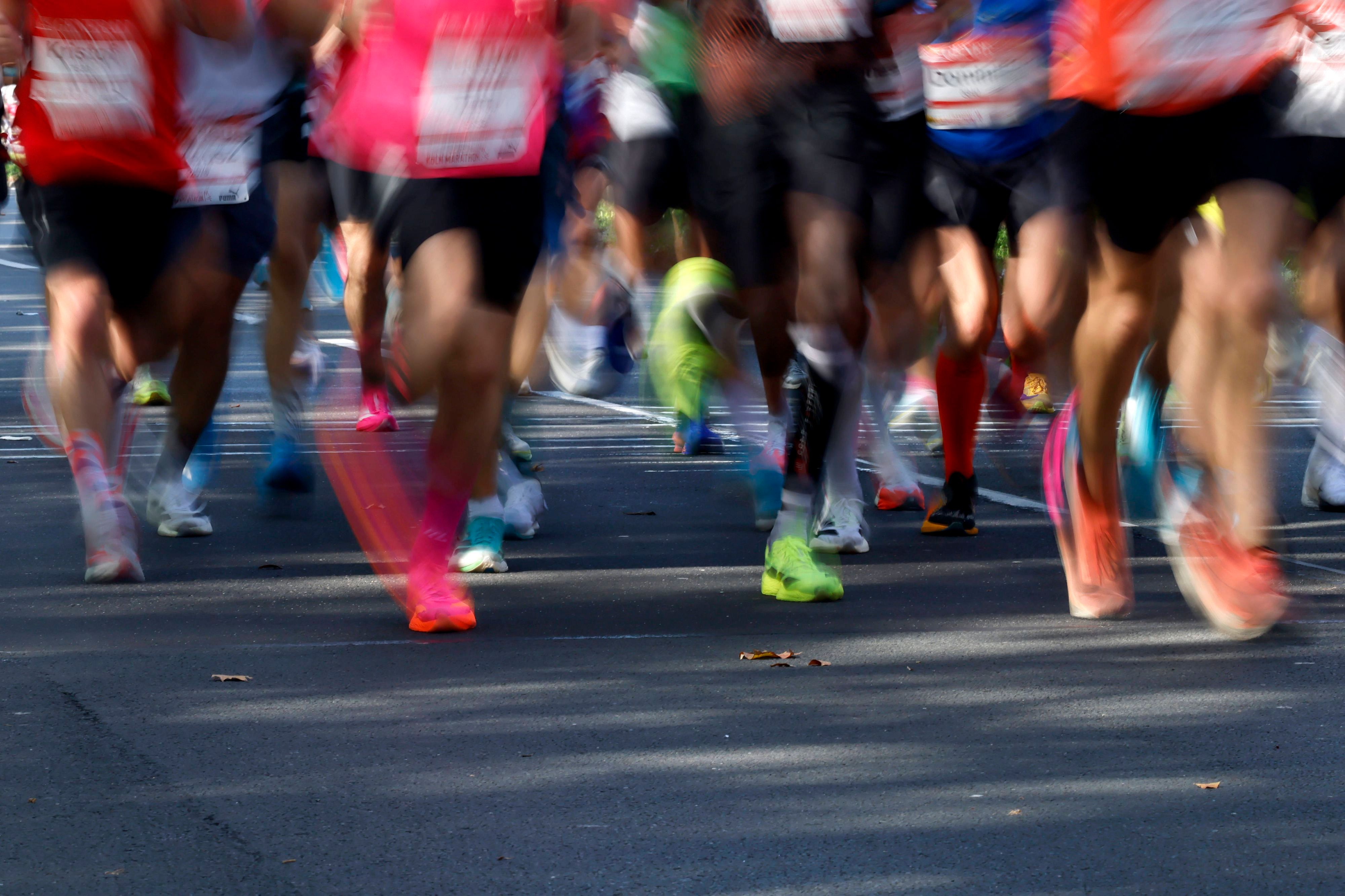 Teilnehmer beim 28. Generali Köln Marathon 2026 laufen am 4. Oktober 2026 durch die Kölner Innenstadt.