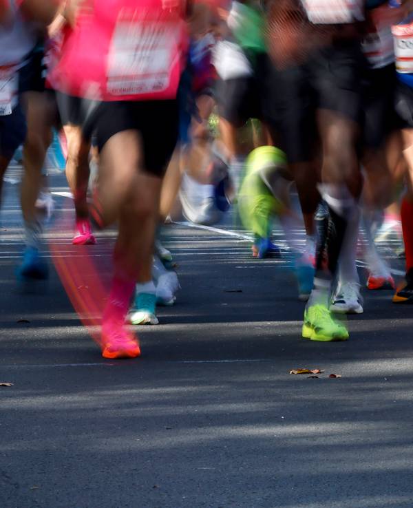 Teilnehmer beim 28. Generali Köln Marathon 2026 laufen am 4. Oktober 2026 durch die Kölner Innenstadt.