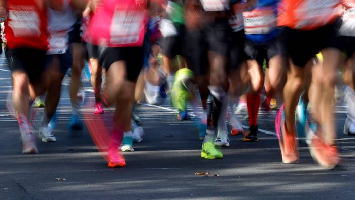 Teilnehmer beim 28. Generali Köln Marathon 2026 laufen am 4. Oktober 2026 durch die Kölner Innenstadt.