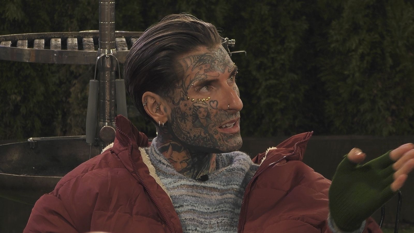 Nikola ist ein ziemlich bunter Typ wegen der vielen Tattoos. Und Kim Virginias Ehemann. Sie haben sich kürzlich den neuen Nachnamen Grey ausgesucht. (Bild: Joyn)