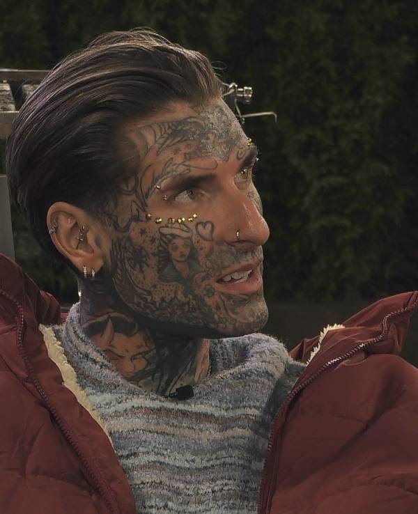Nikola ist gemeinsam mit Ehefrau Kim Virginia bei Promi Big Brother 2026 dabei. (Joyn)