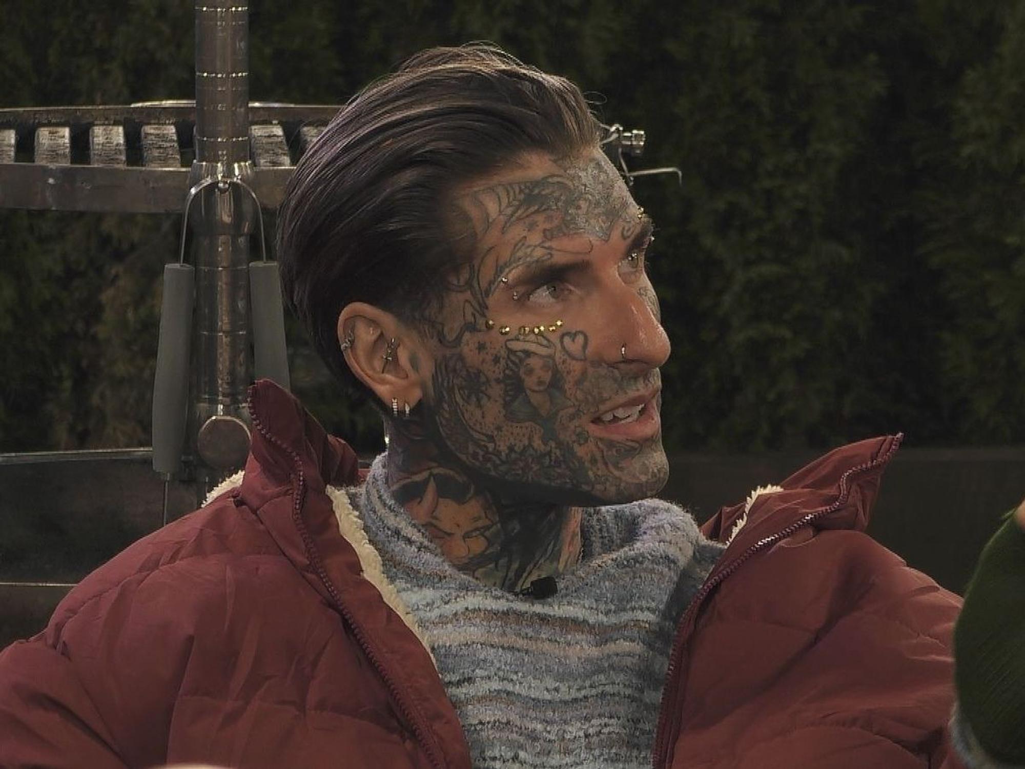 Nikola ist ein ziemlich bunter Typ wegen der vielen Tattoos. Und Kim Virginias Ehemann. Sie haben sich kürzlich den neuen Nachnamen Grey ausgesucht. (Bild: Joyn)