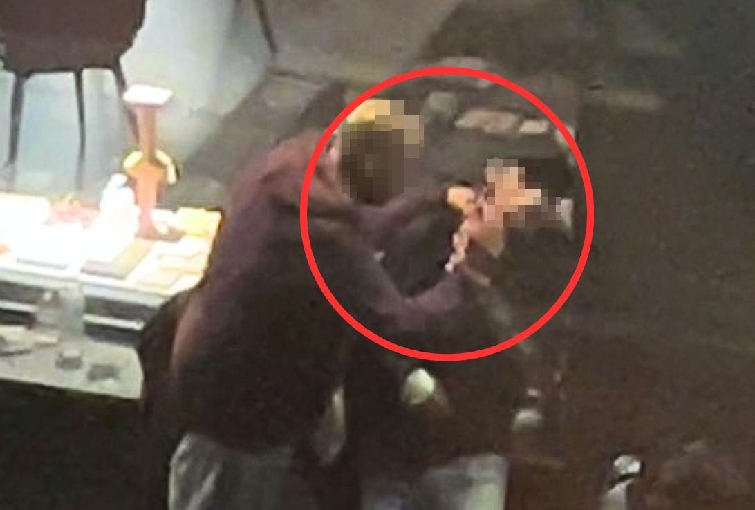 Ein Drogenabhängiger bekommt auf offener Straße eine Heroin-Spritze in den Hals.