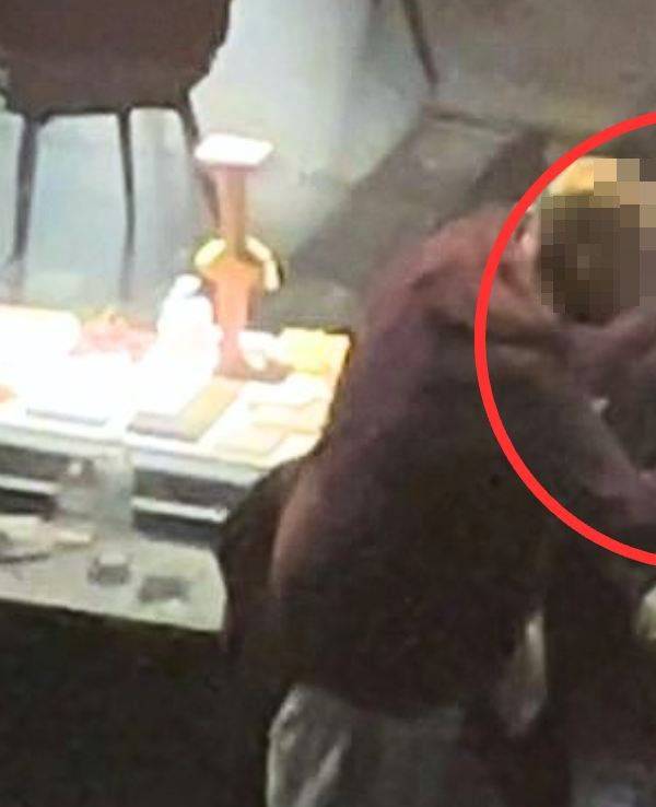Ein Drogenabhängiger bekommt auf offener Straße eine Heroin-Spritze in den Hals.