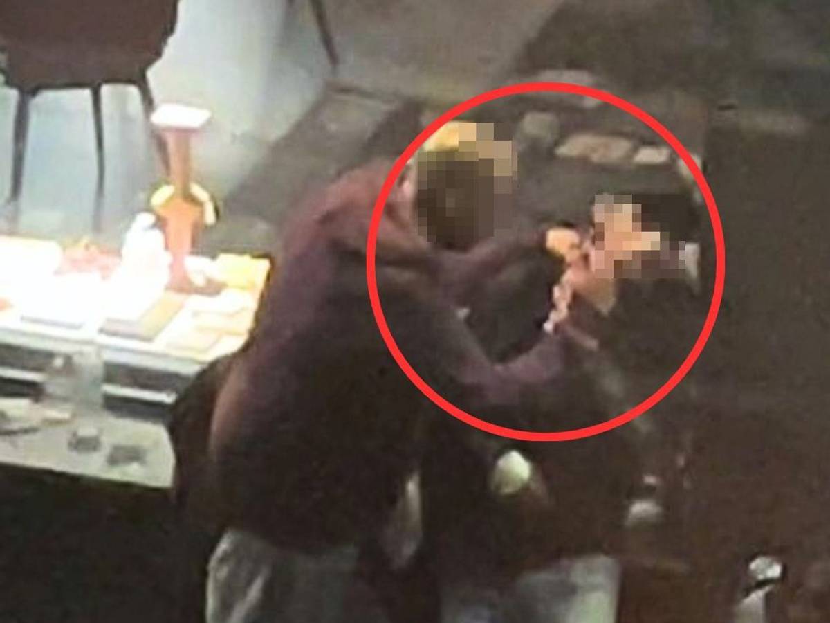 Ein Drogenabhängiger bekommt auf offener Straße eine Heroin-Spritze in den Hals.