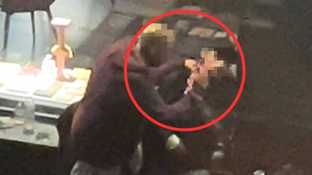 Ein Drogenabhängiger bekommt auf offener Straße eine Heroin-Spritze in den Hals.