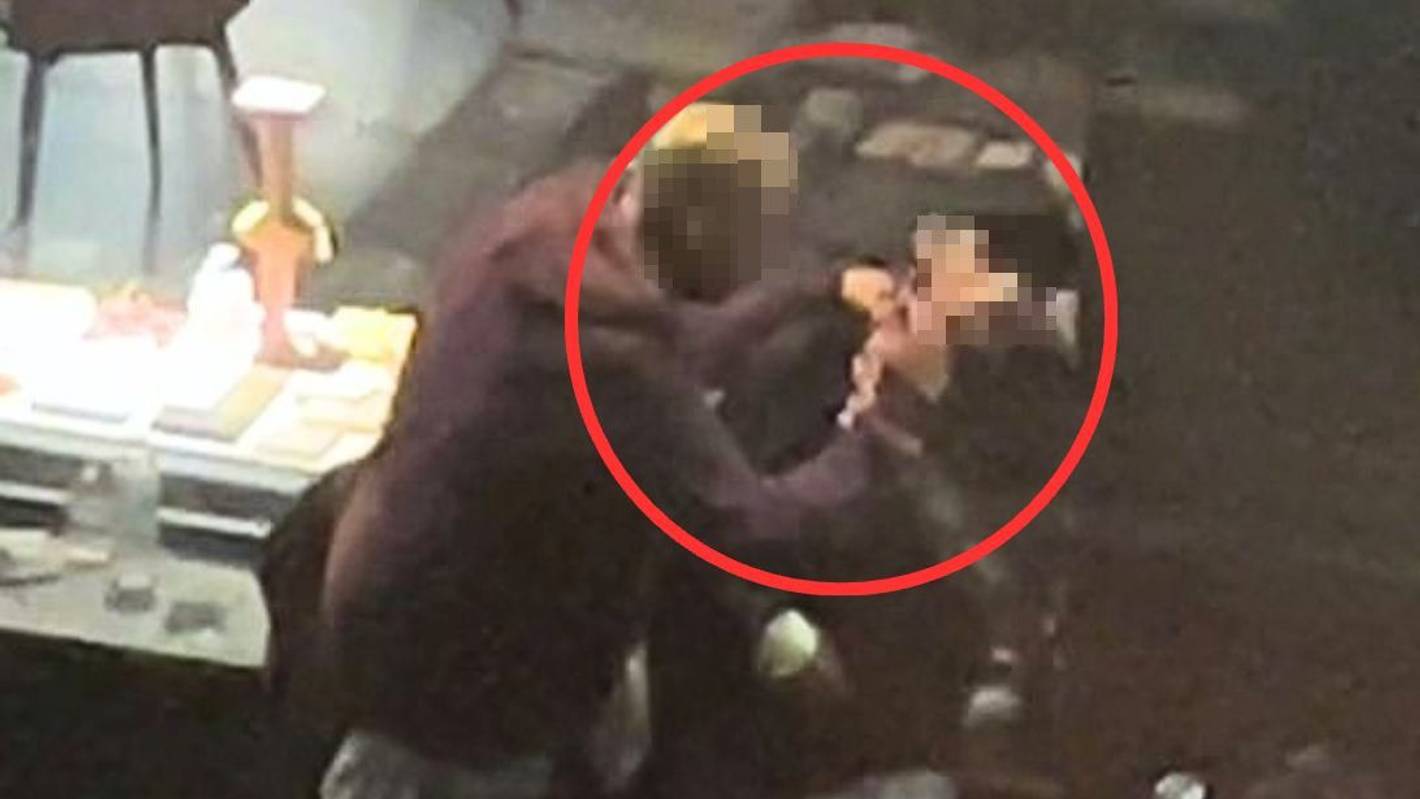 Ein Drogenabhängiger bekommt auf offener Straße eine Heroin-Spritze in den Hals.
