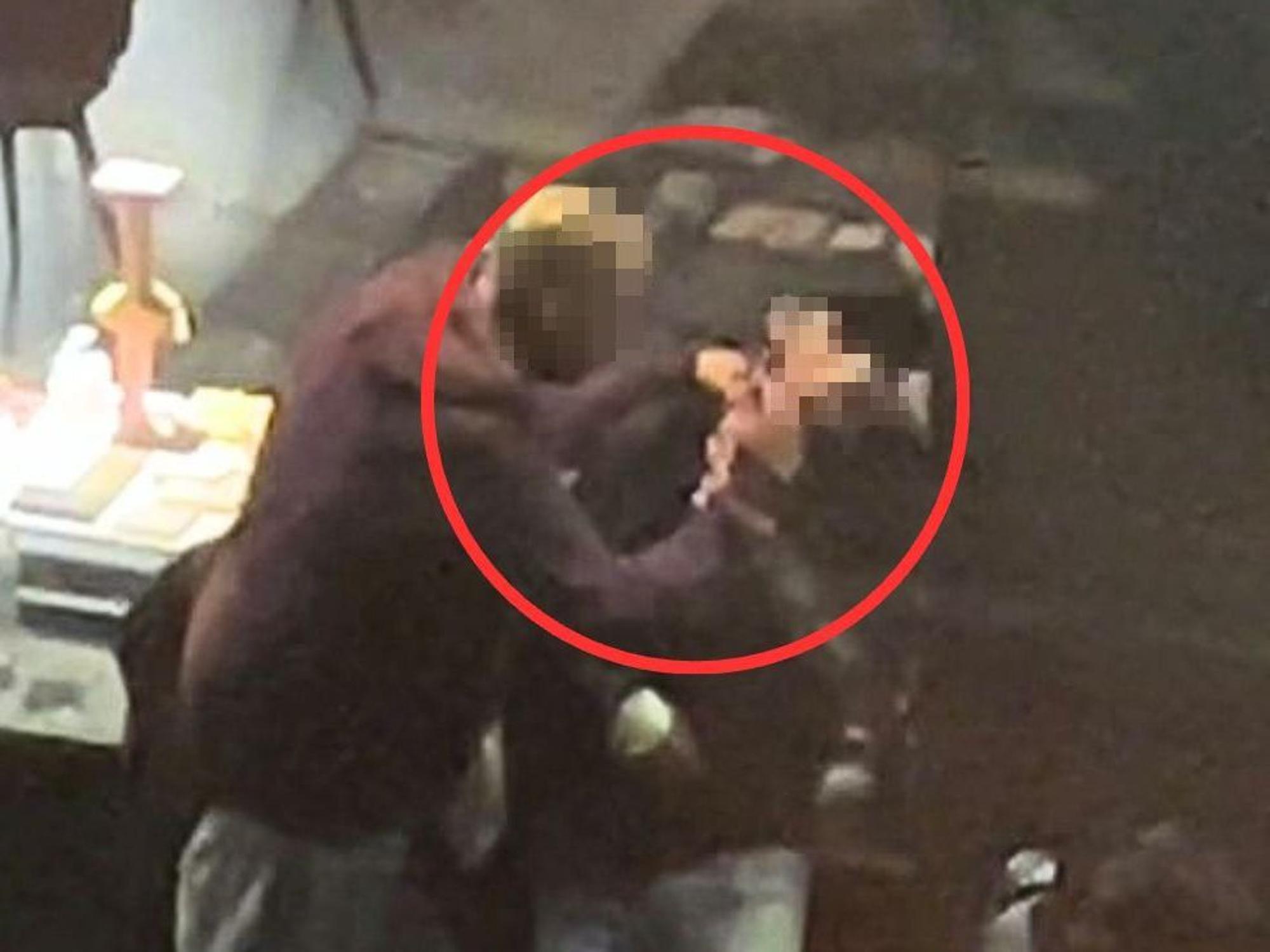 Ein Drogenabhängiger bekommt auf offener Straße eine Heroin-Spritze in den Hals.