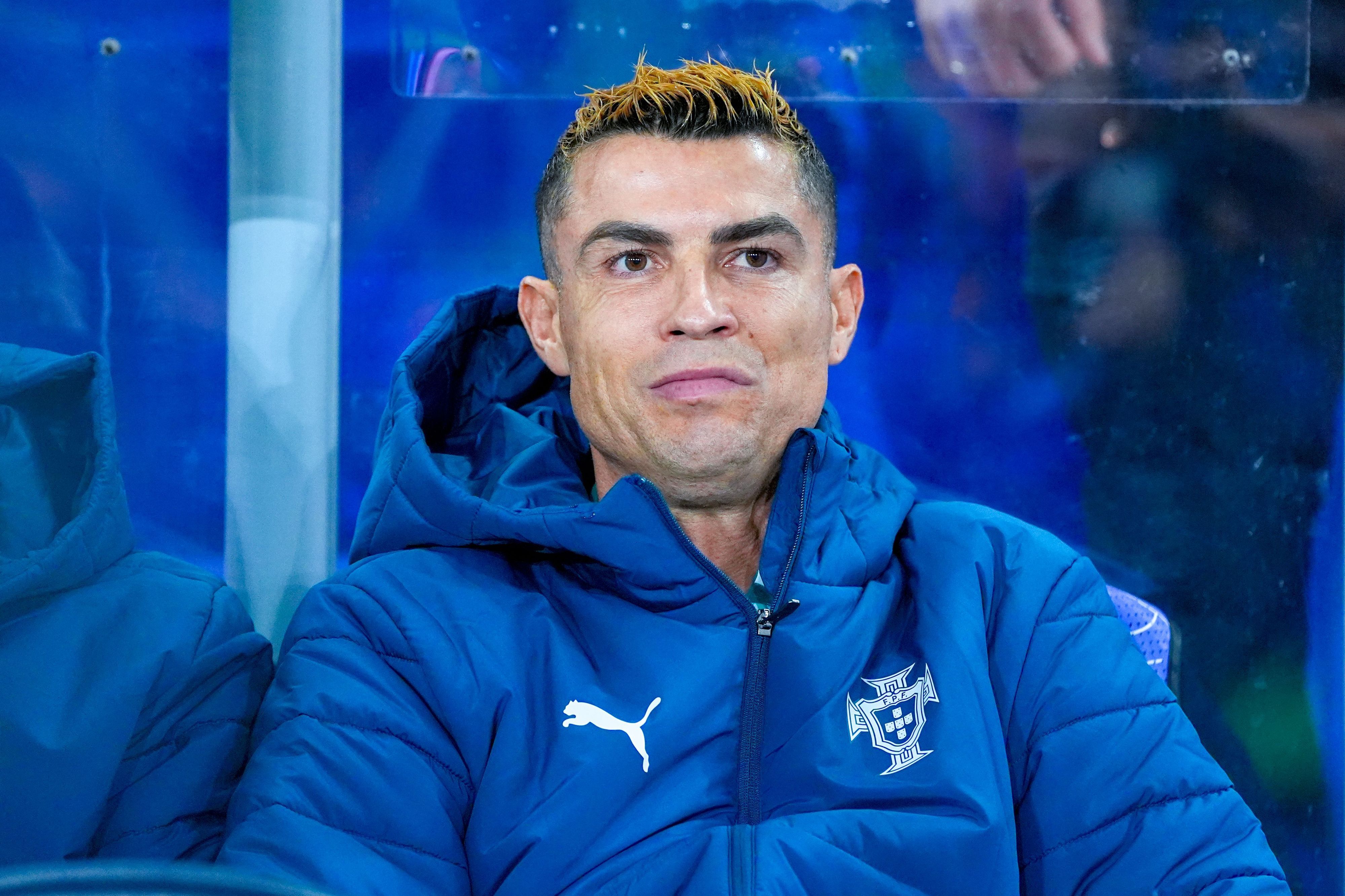 Cristiano Ronaldo sitzt für Portugal auf der Bank.