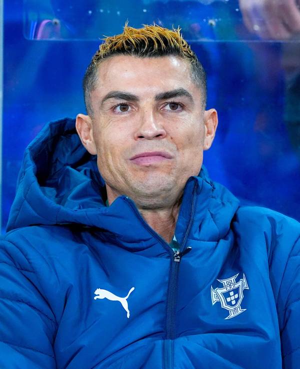 Cristiano Ronaldo sitzt für Portugal auf der Bank.