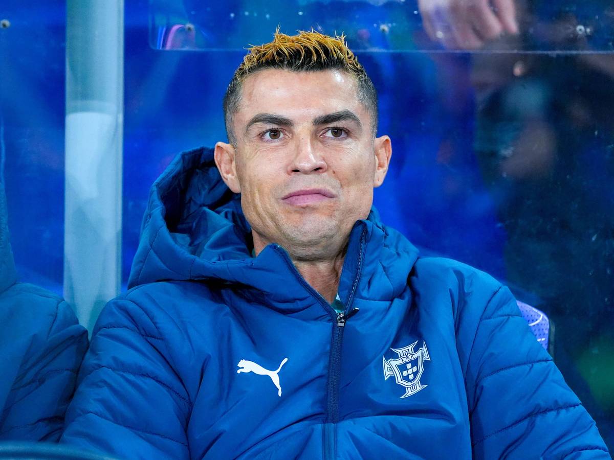 Cristiano Ronaldo sitzt für Portugal auf der Bank.