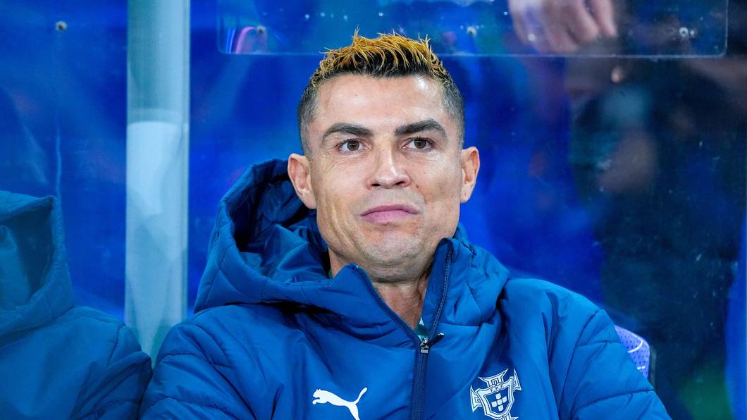 Cristiano Ronaldo sitzt für Portugal auf der Bank.