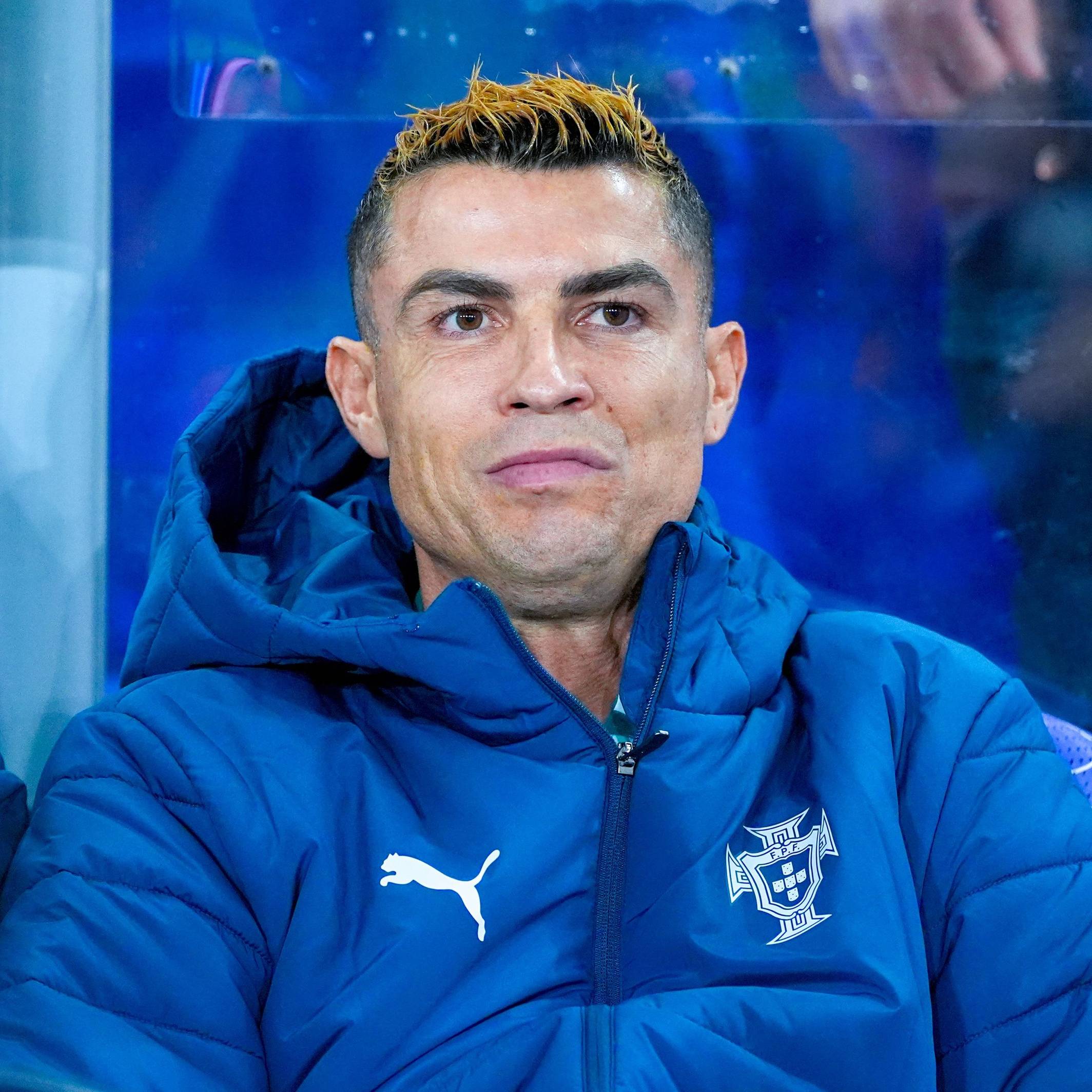 Cristiano Ronaldo sitzt für Portugal auf der Bank.