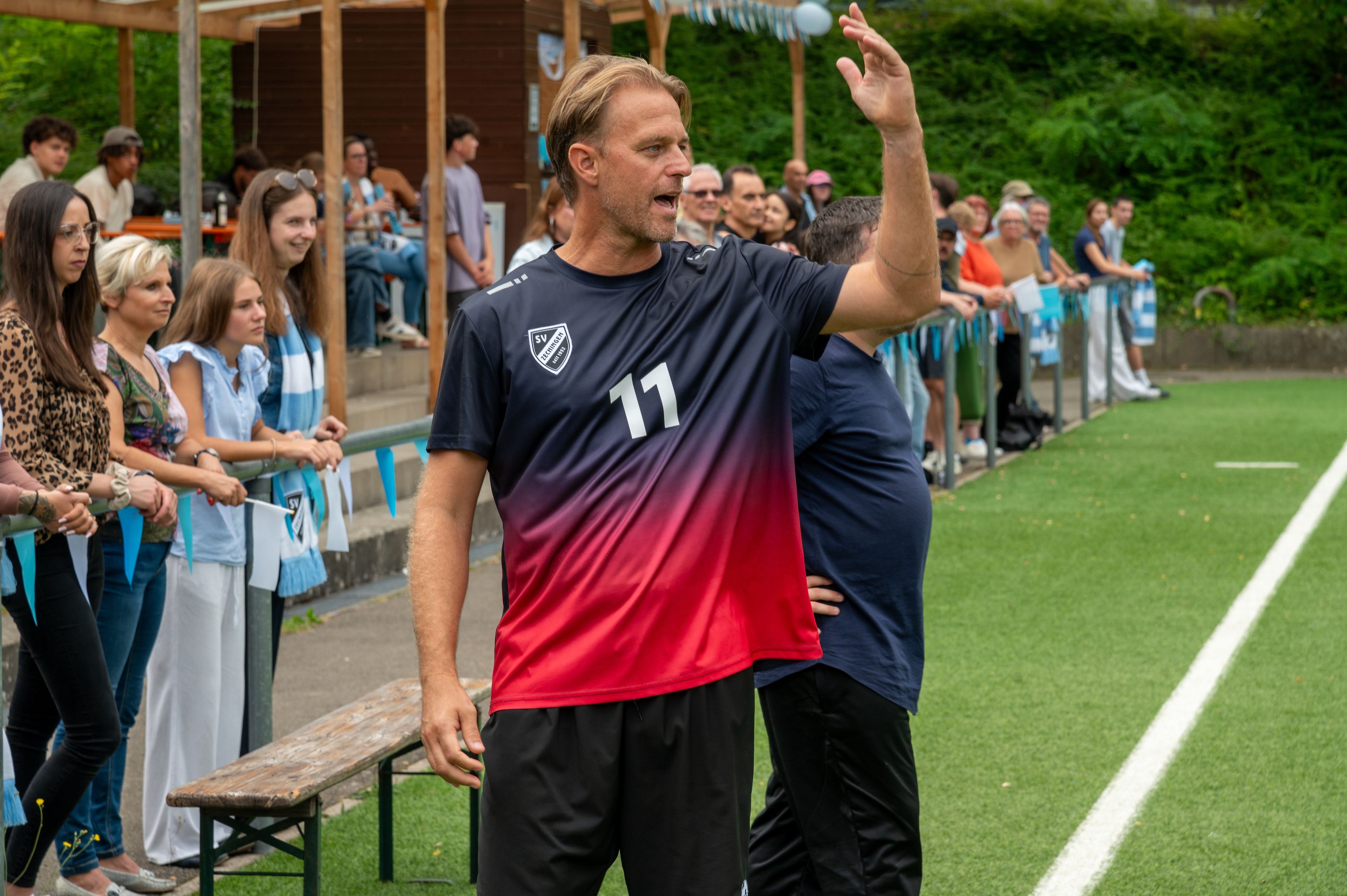 Bei seiner TV-Rolle im ZDF gestikuliert Timo Hildebrand als Amateurfußballer.