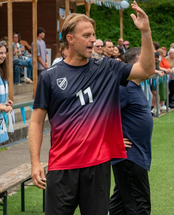 Bei seiner TV-Rolle im ZDF gestikuliert Timo Hildebrand als Amateurfußballer.