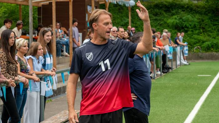 Bei seiner TV-Rolle im ZDF gestikuliert Timo Hildebrand als Amateurfußballer.