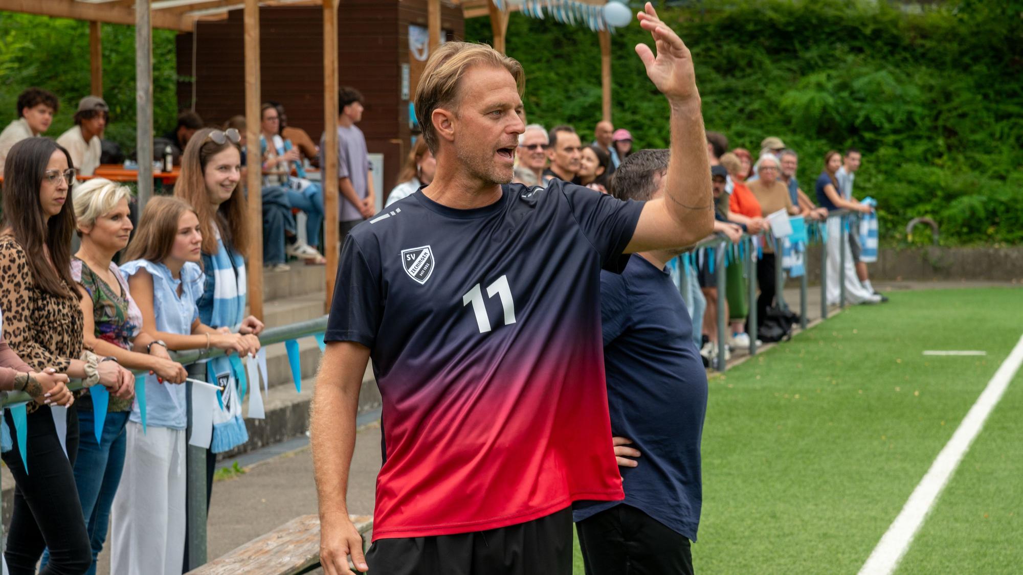 Bei seiner TV-Rolle im ZDF gestikuliert Timo Hildebrand als Amateurfußballer.