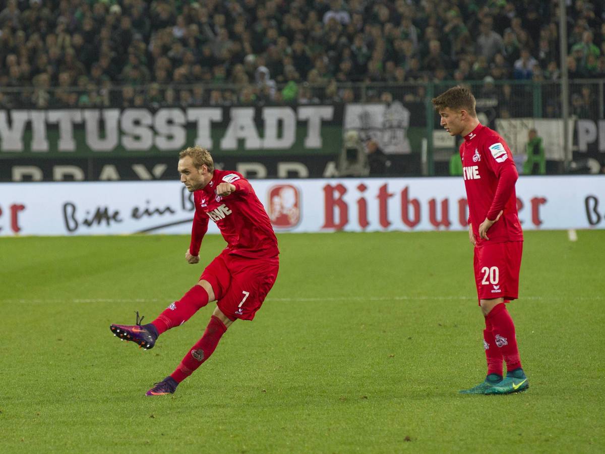 Marcel Risse schießt einen Freistoß, Salih Özcan steht daneben.