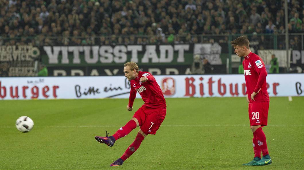 Marcel Risse schießt einen Freistoß, Salih Özcan steht daneben.