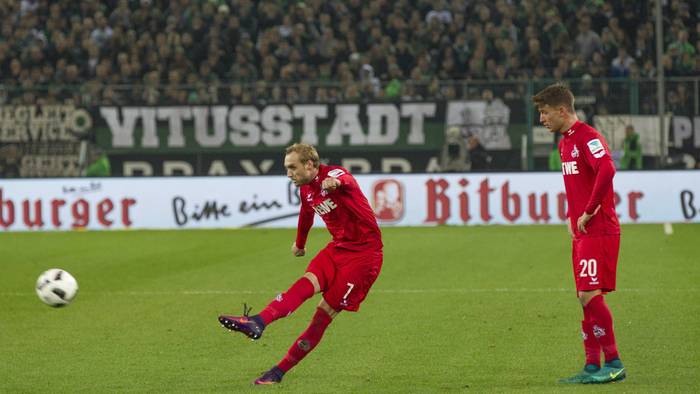 Marcel Risse schießt einen Freistoß, Salih Özcan steht daneben.