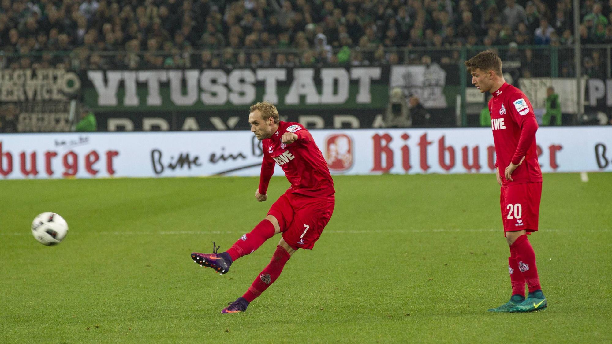 Marcel Risse schießt einen Freistoß, Salih Özcan steht daneben.