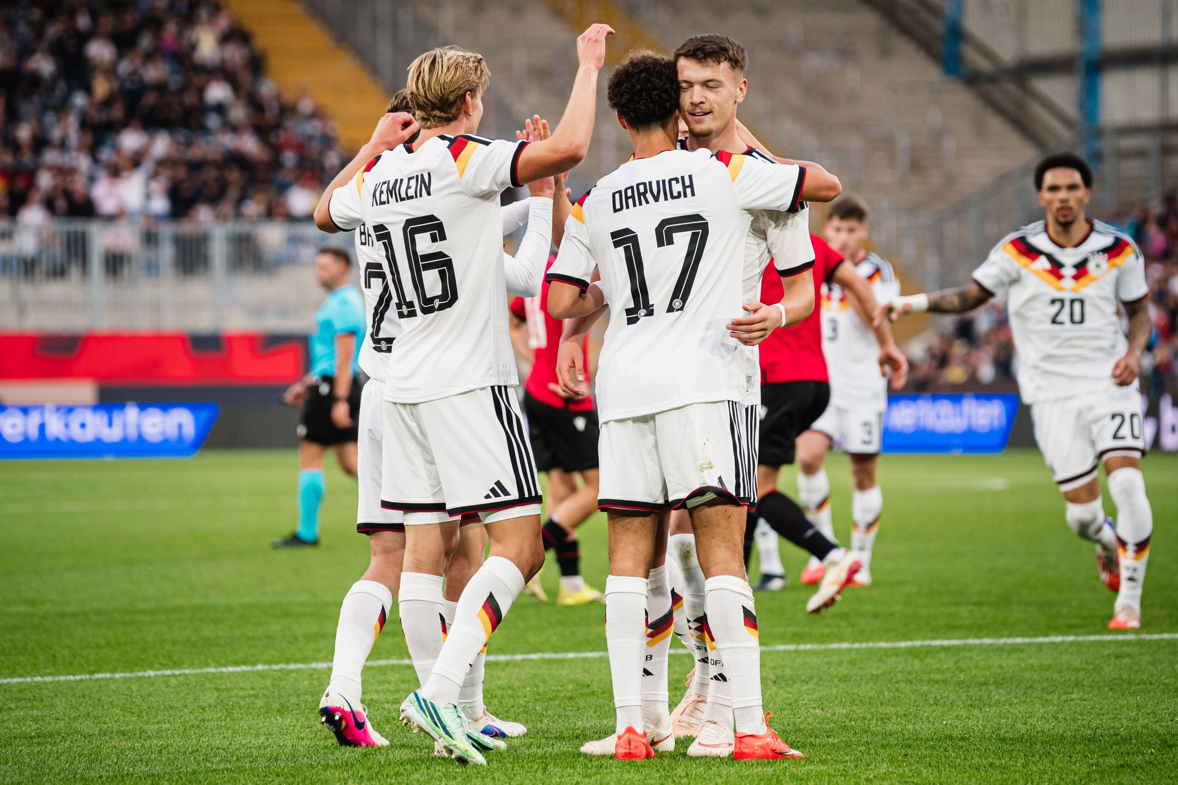 Die Spieler der deutschen U21-Nationalmannschaft freuen sich gemeinsam.