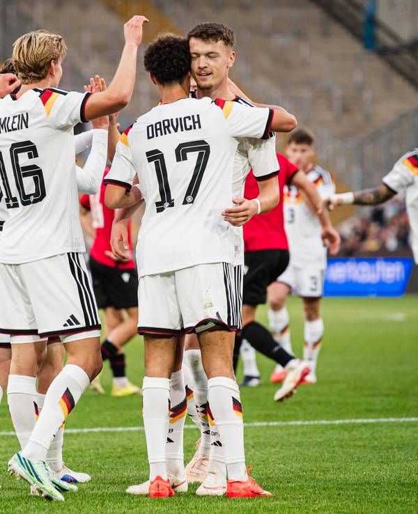 Die Spieler der deutschen U21-Nationalmannschaft freuen sich gemeinsam.