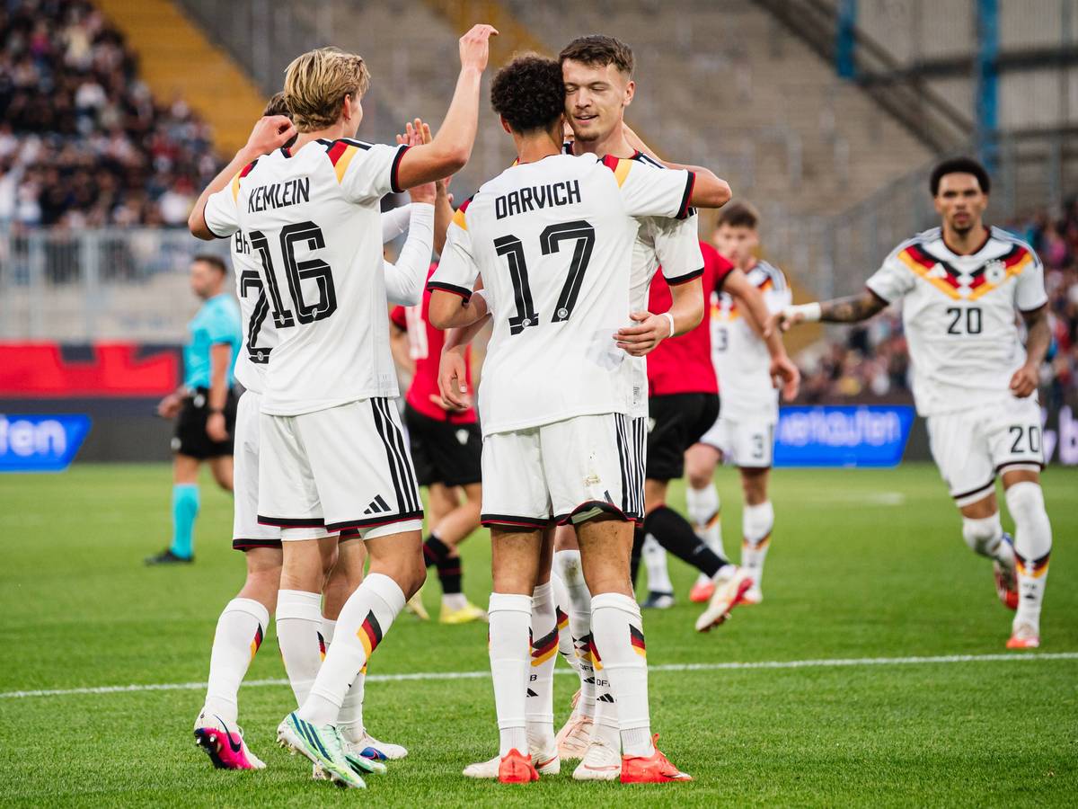 Die Spieler der deutschen U21-Nationalmannschaft freuen sich gemeinsam.