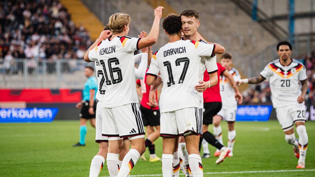 Die Spieler der deutschen U21-Nationalmannschaft freuen sich gemeinsam.