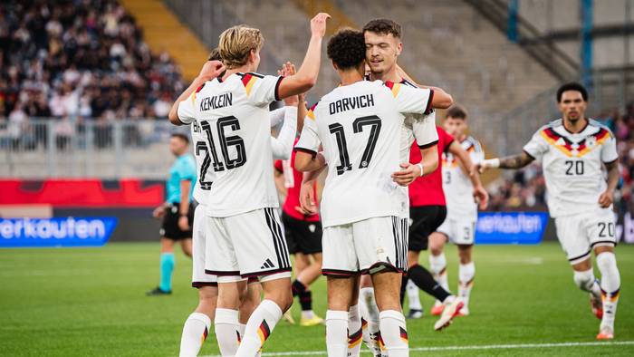 Die Spieler der deutschen U21-Nationalmannschaft freuen sich gemeinsam.