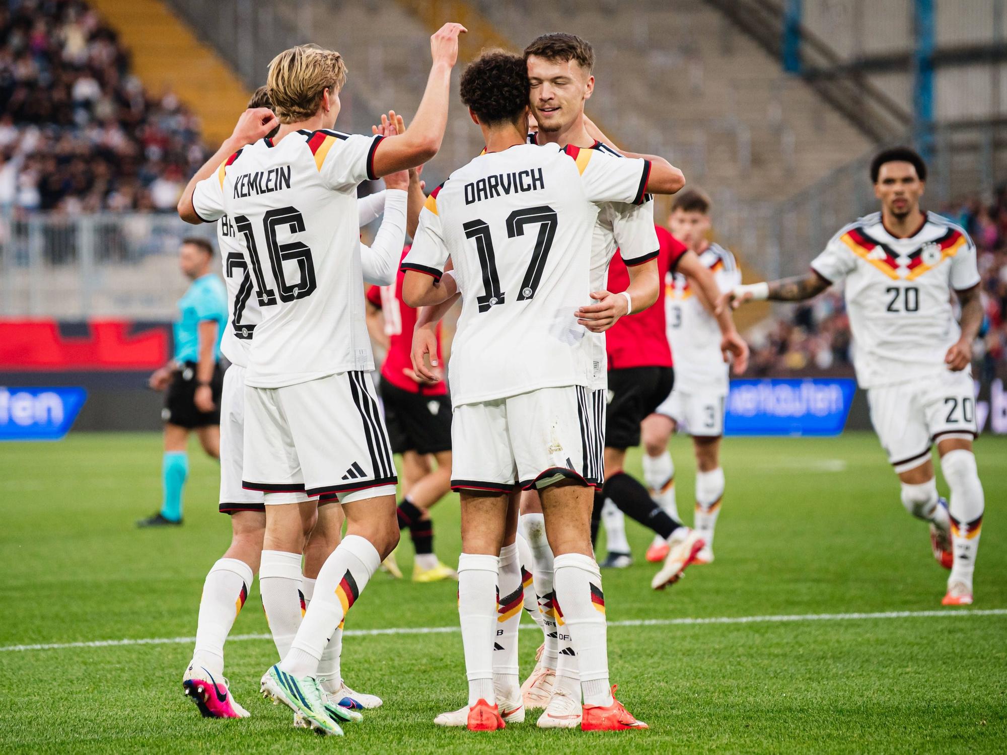 Die Spieler der deutschen U21-Nationalmannschaft freuen sich gemeinsam.