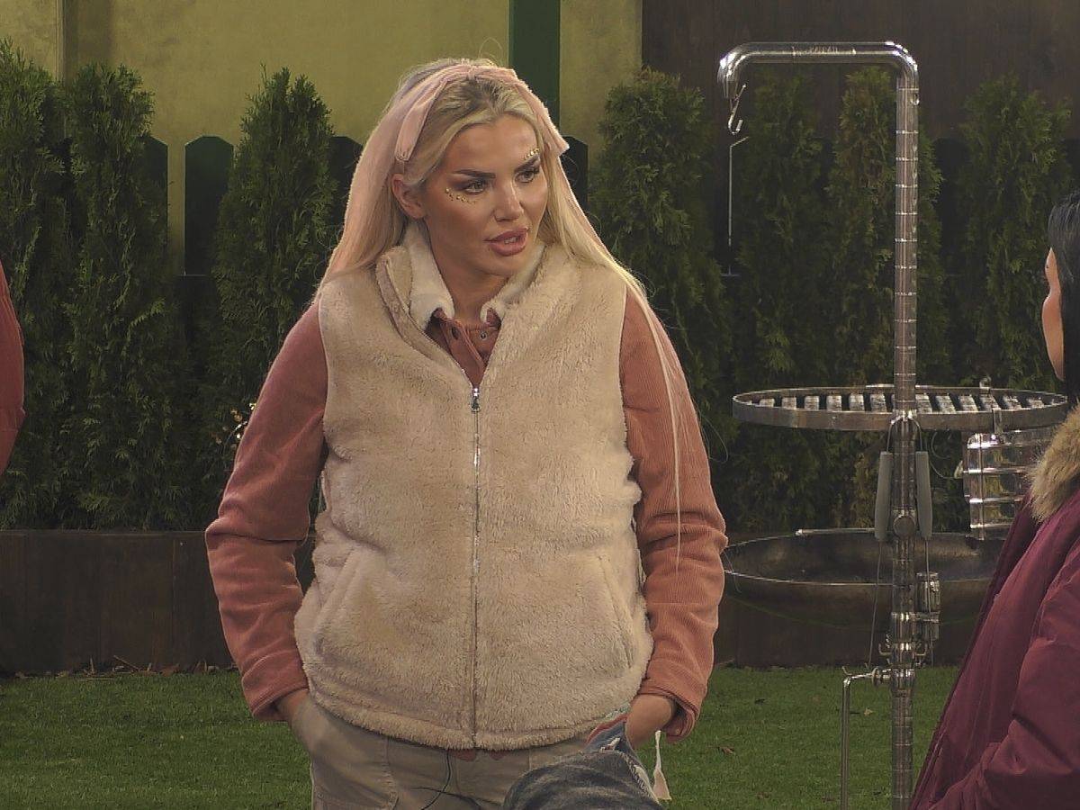 Kim Virginia hatte bei ihrem Einzug bei „Promi Big Brother“ schon mäßige Laune. Die änderte sich nicht: Erst wurde sie den armen „Gärtnern“ zugeteilt, dann kamen die ersten Lästerattacken. (Bild: Joyn)