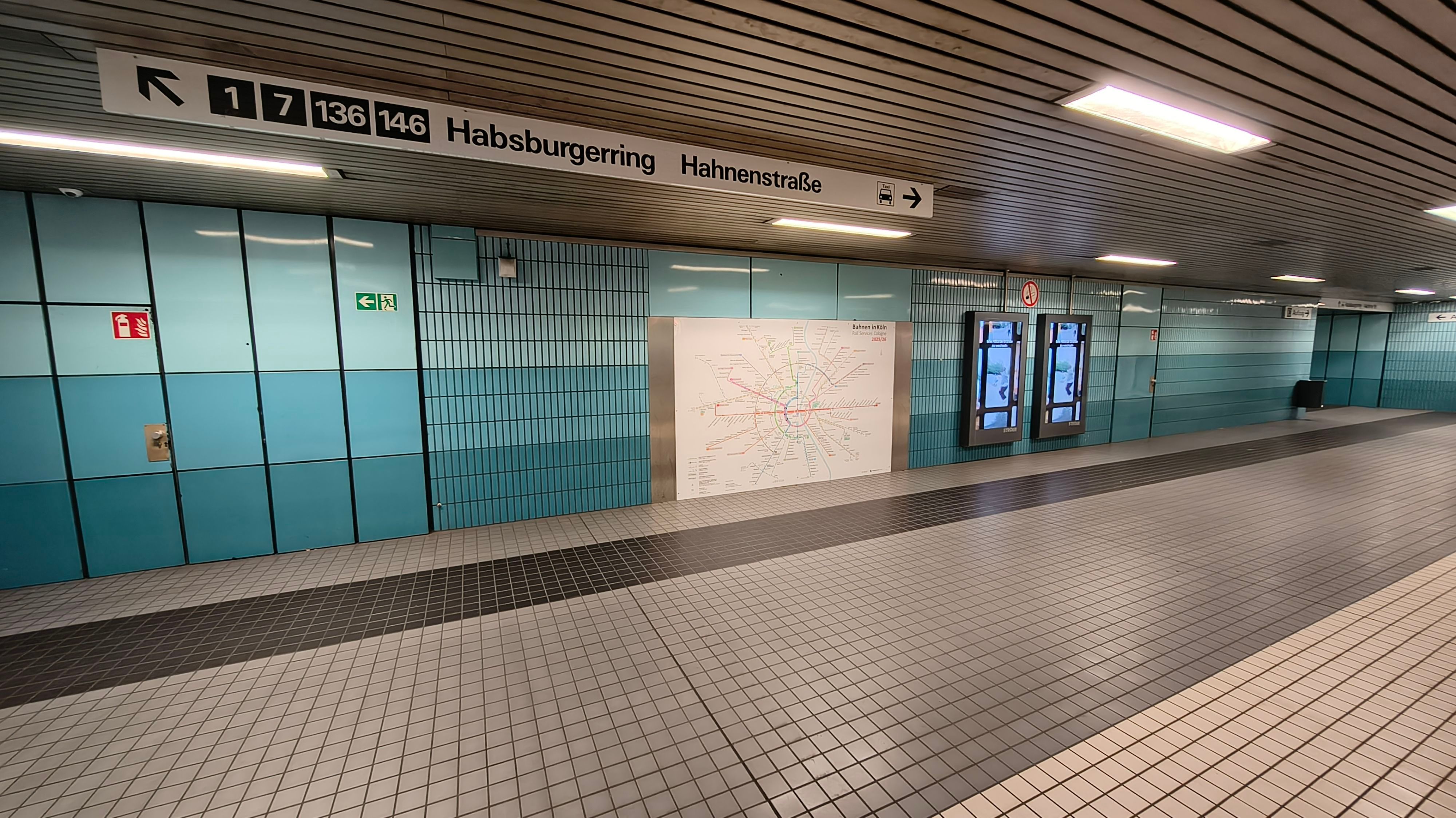 In diesem Bereich der Haltestelle Rudolfplatz soll der neue Rewe-Eingang entstehen.