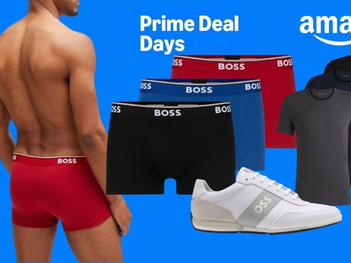 Ein Mann trägt rote BOSS-Boxershorts; daneben sind Boxershorts in Schwarz, Blau und Rot, mehrere T-Shirts und ein weißer Sneaker vor blauem Hintergrund zu sehen. Die Grafik zeigt außerdem den Prime-Deal-Days- und den Amazon-Schriftzug.