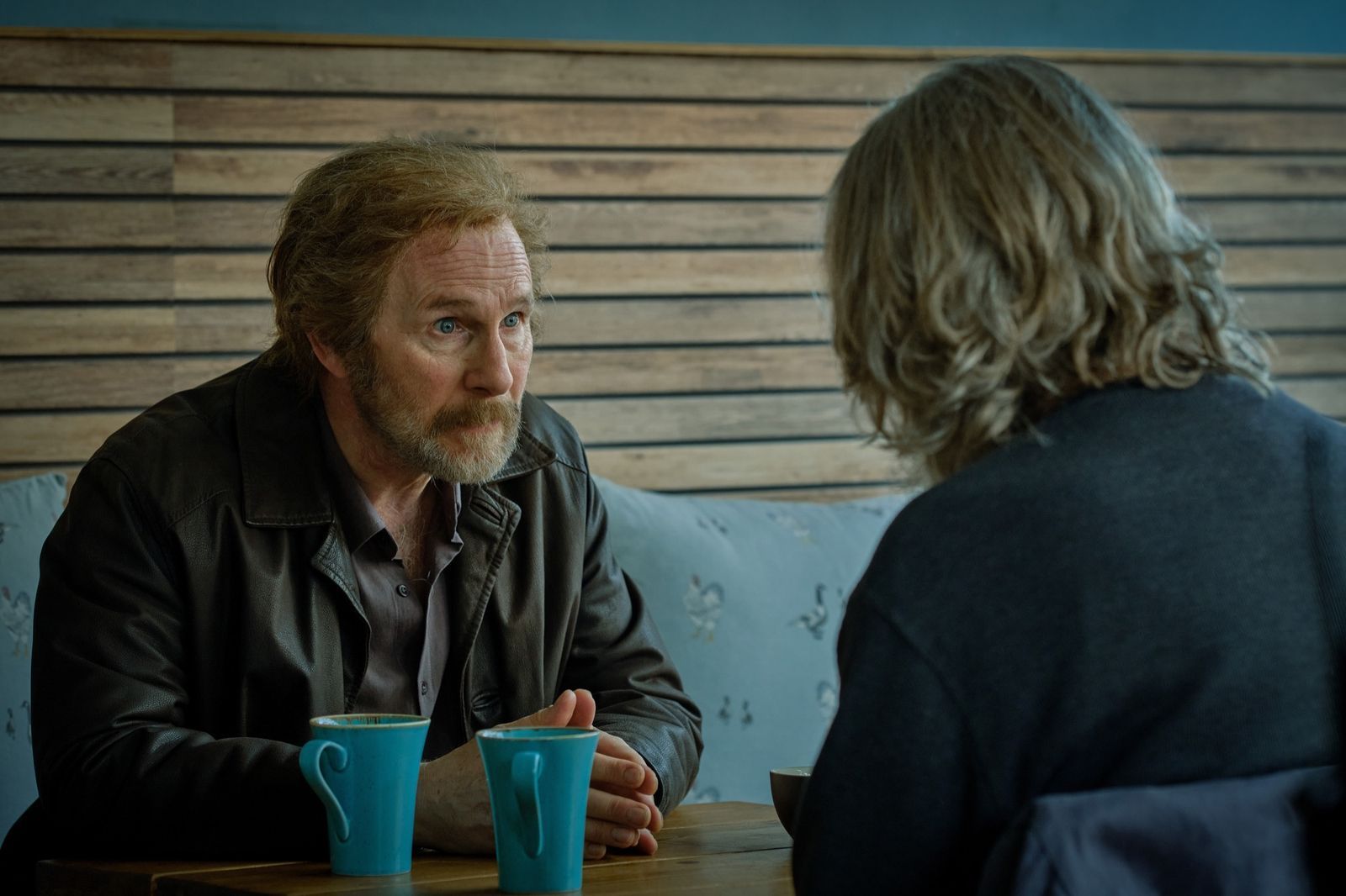 Nach dem Verschwinden seiner Schwester will Roy (Paul Kaye, links) seinen Schwager Michael (Pearce Quigley) aus seinem Haus vertreiben. (Bild: © Apple TV / Hot Olives Productions Lim. / Matt Squire)