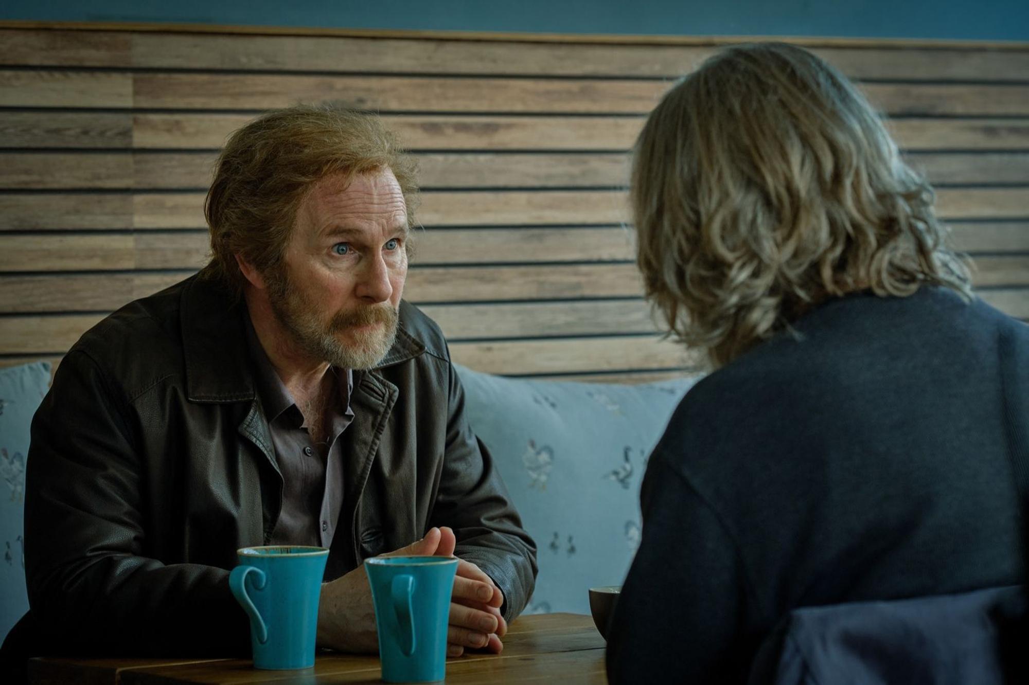 Nach dem Verschwinden seiner Schwester will Roy (Paul Kaye, links) seinen Schwager Michael (Pearce Quigley) aus seinem Haus vertreiben. (Bild: © Apple TV / Hot Olives Productions Lim. / Matt Squire)