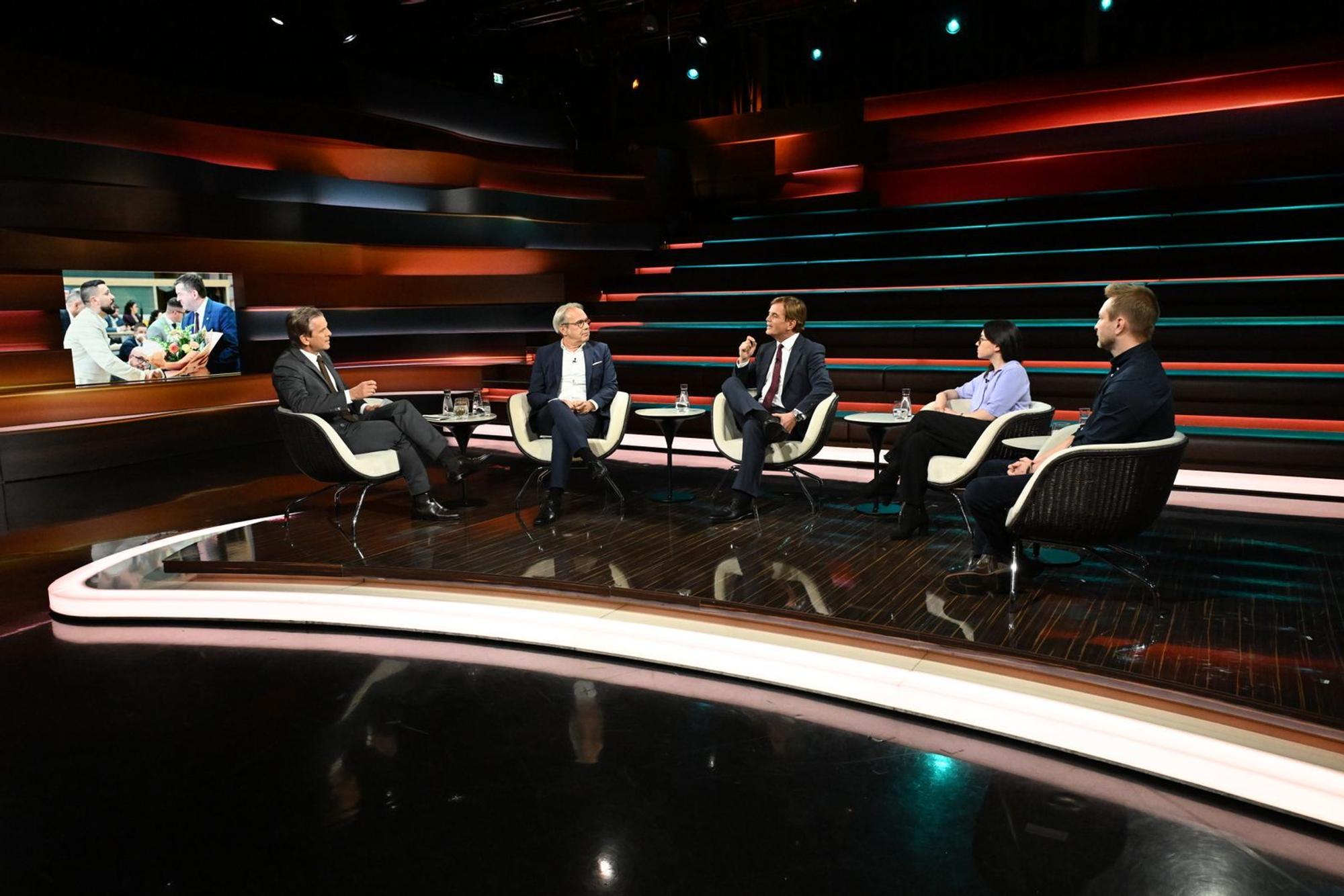 Markus Lanz (links) sprach am Dienstag mit (von links) Georg Maier, Bernd Baumann, Anne Hähnig und Alexander Thiele. (Bild: ZDF/Cornelia Lehmann)
