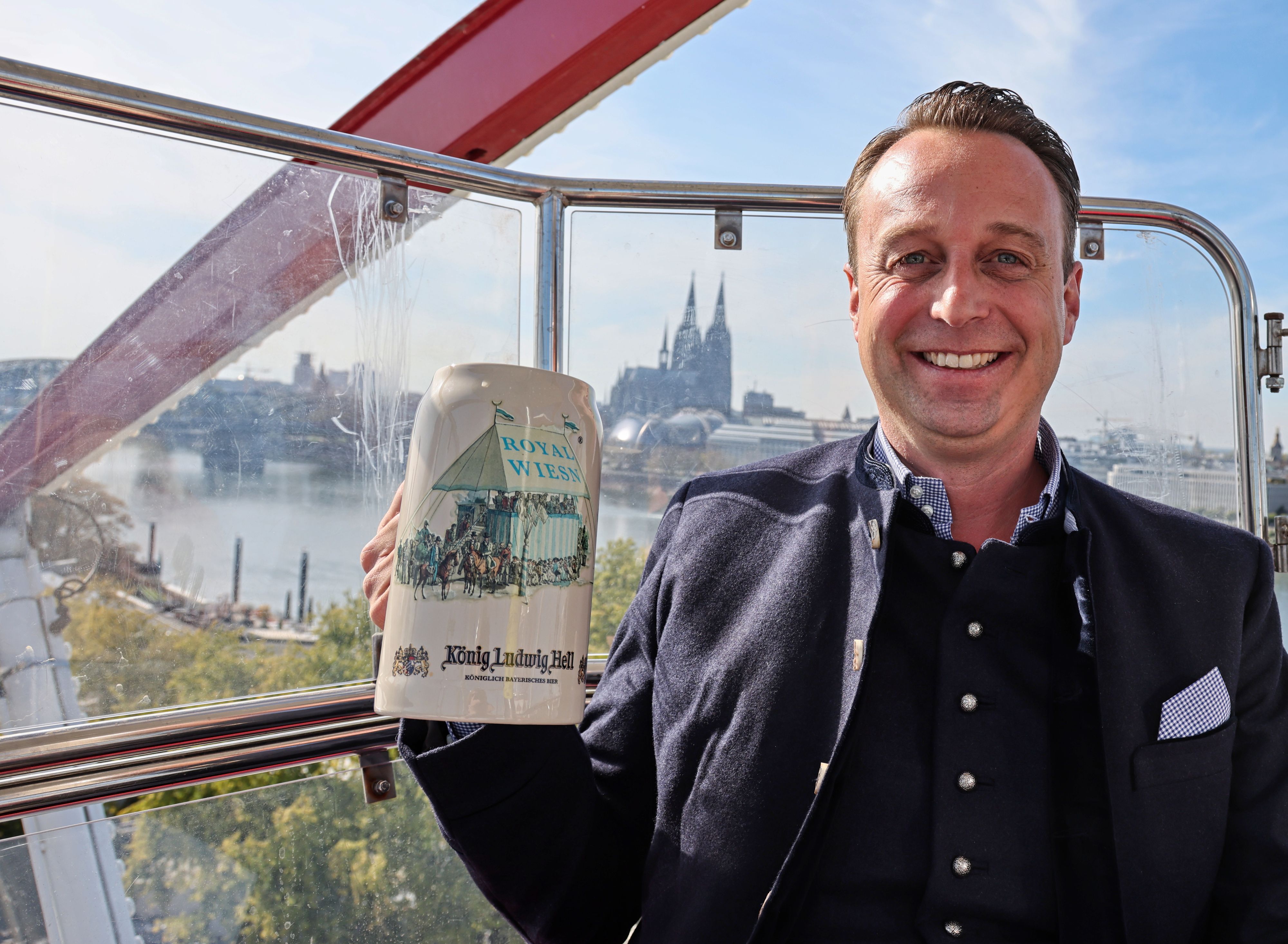 Lukas Wachten sitzt in der Riesenrad-Gondel.